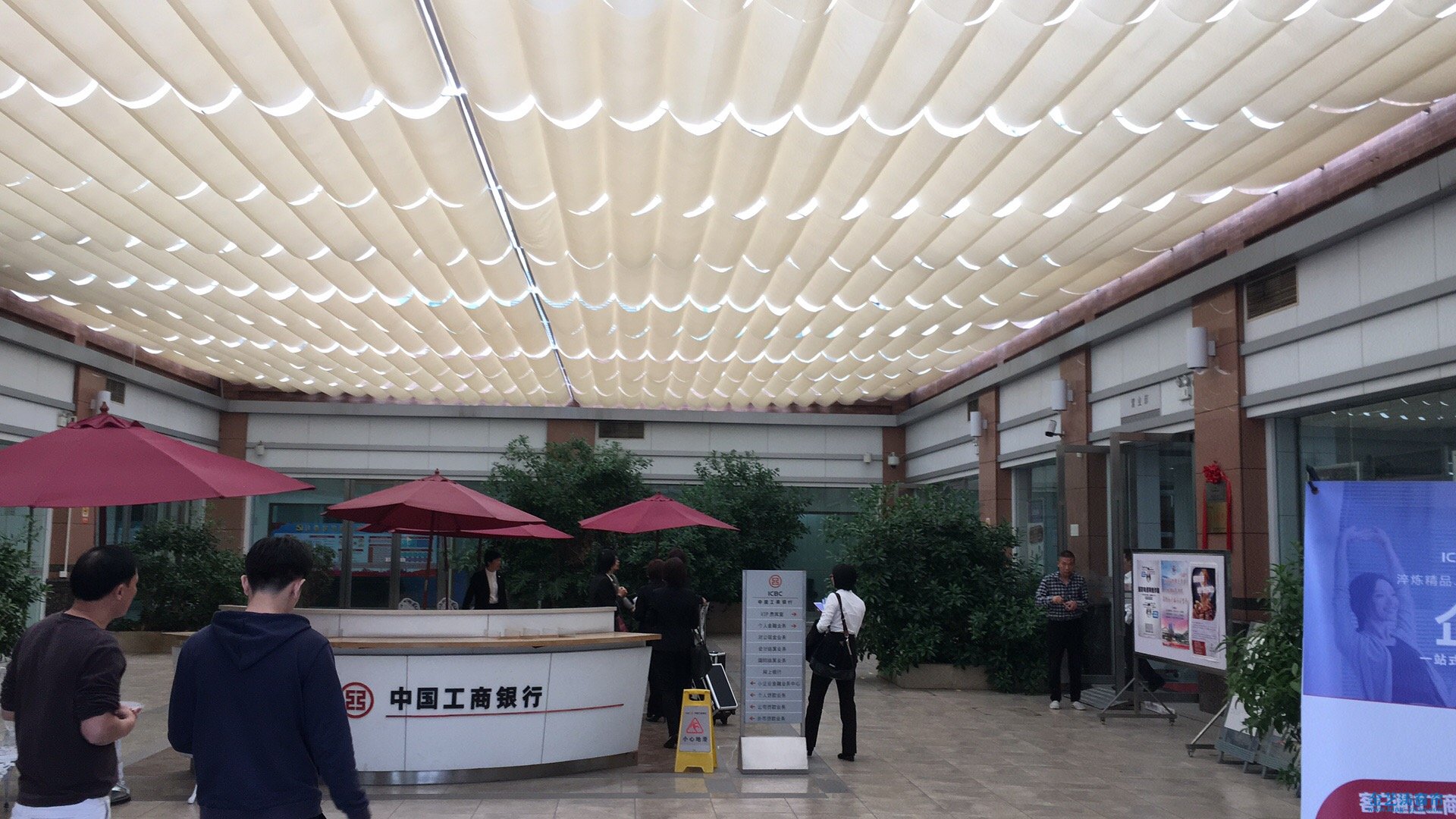 禪城區汾江南路麗日豪庭工商銀行大堂電動遮陽天棚簾安裝工程